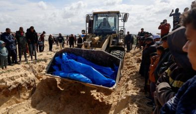 İsrail’in katlettiği siviller toplu mezara gömüldü