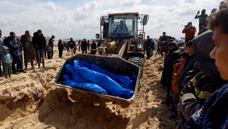 İsrail’in katlettiği siviller toplu mezara gömüldü