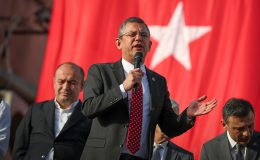 Özür Özel’den MHP’li başkana rozet tepkisi