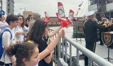 TCG Nusret Müze Gemisi İzmir’de ziyaretçilerin akınına uğradı