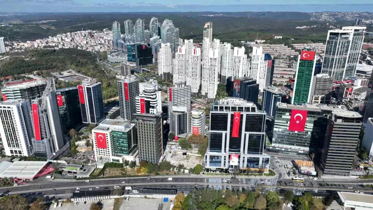 İstanbul’da Dev Türk Bayrakları