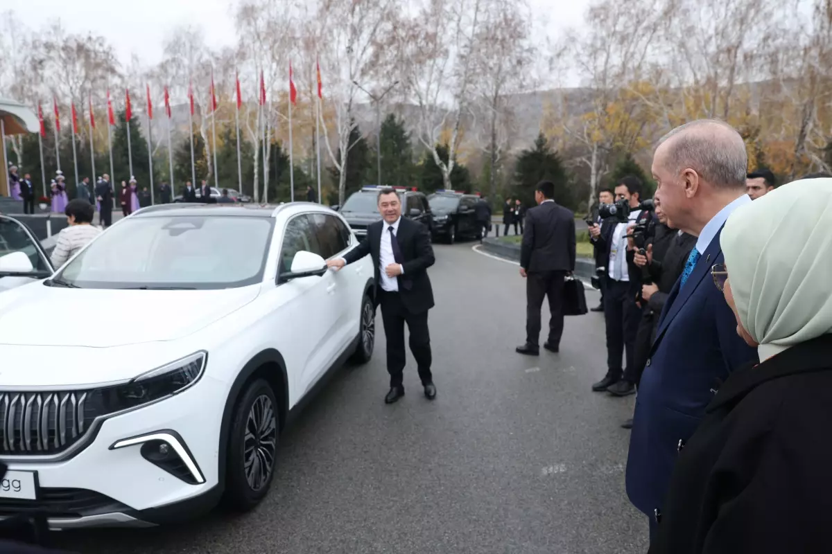 Cumhurbaşkanı Erdoğan, Caparov’a Togg hediye etti