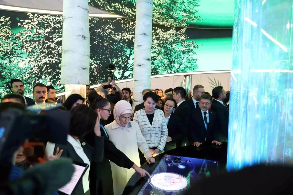 Emine Erdoğan, COP29’da Cumhurbaşkanlığı İletişim Başkanlığının “Sıfır Atık” pavilyonunu ziyaret etti