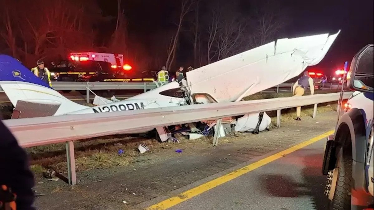 ABD’de tek motorlu uçak otoyola düştü: 1 ölü