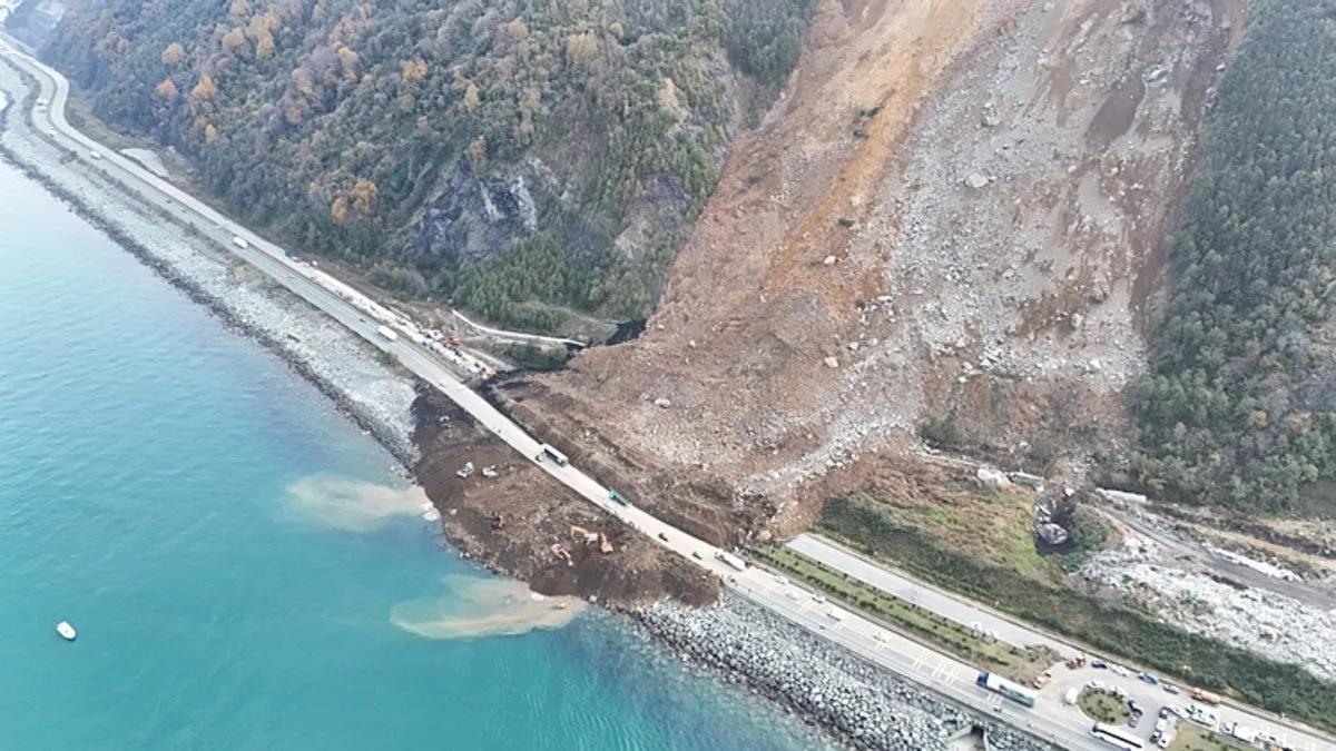 SON DAKİKA… Artvin’de heyelan! Uzmanlar dudak uçuklatan detayı açıkladı: Tam 100 bin ton toprak!