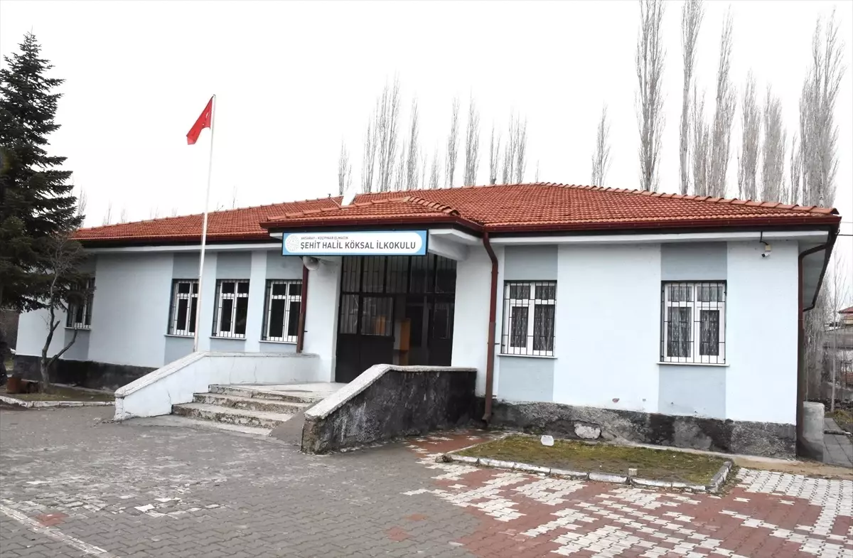 Aksaray’daki köy okulu ara tatilde el birliğiyle eğitime hazırlanıyor