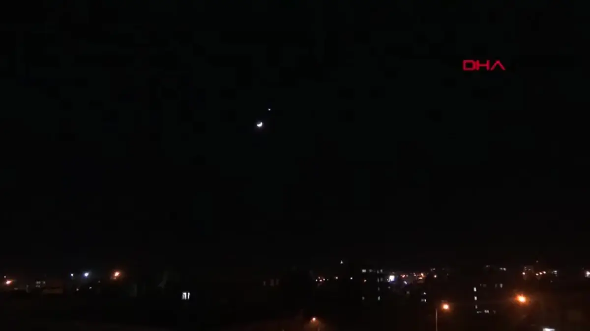 Silopi’de Ay ve Yıldız Gökyüzünde Türk Bayrağını Hatırlattı