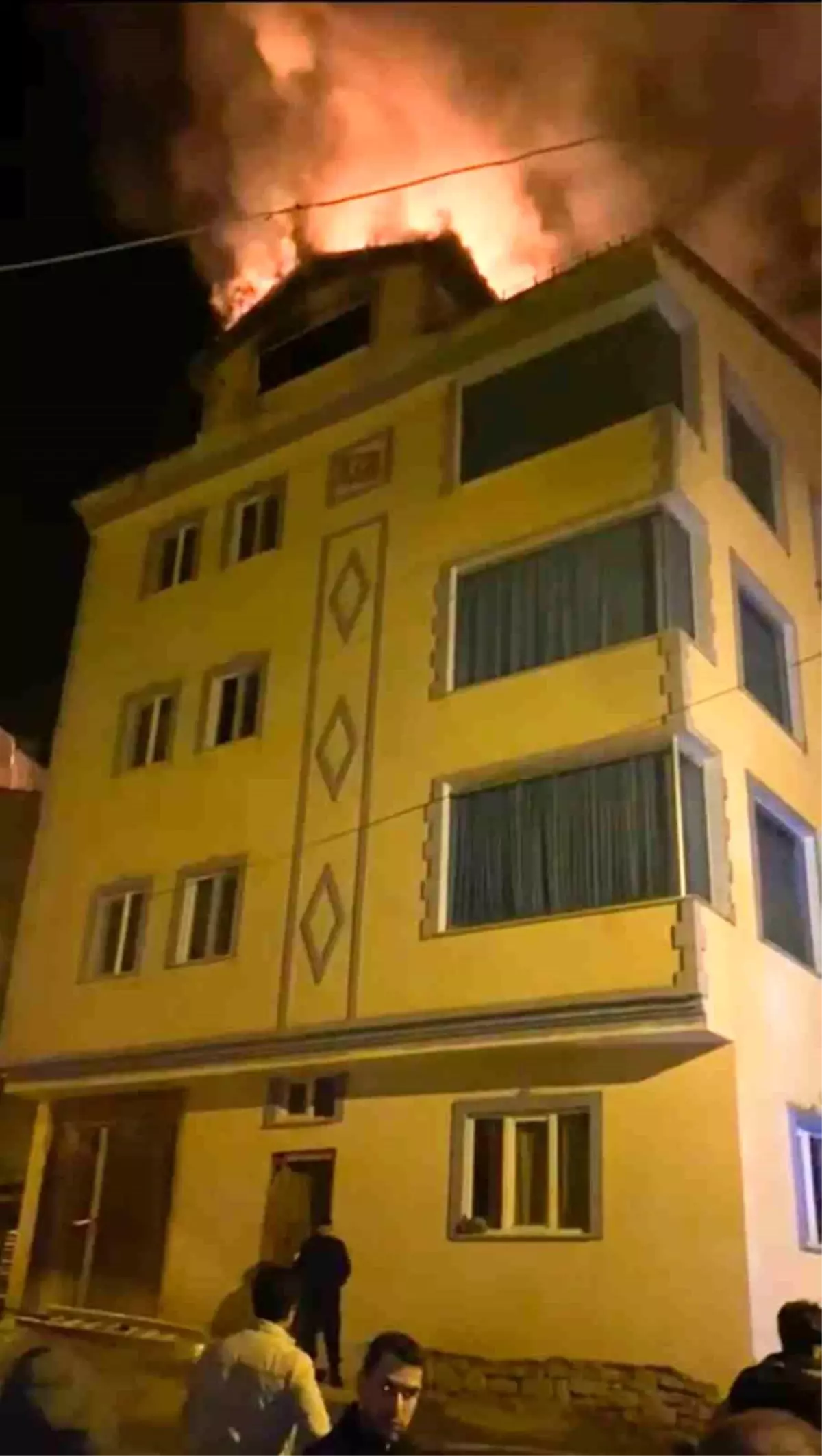Sivas’ta Binanın Çatısında Yangın Çıktı