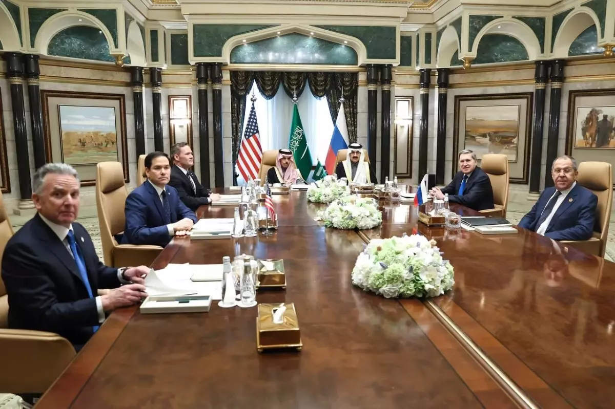 ABD ve Rus Heyetleri Riyad’da Görüşmelere Başladı