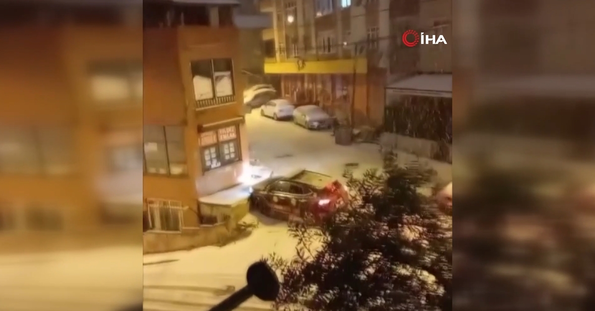Polis aracı karda önce duran arabaya sonra duvara çarptı