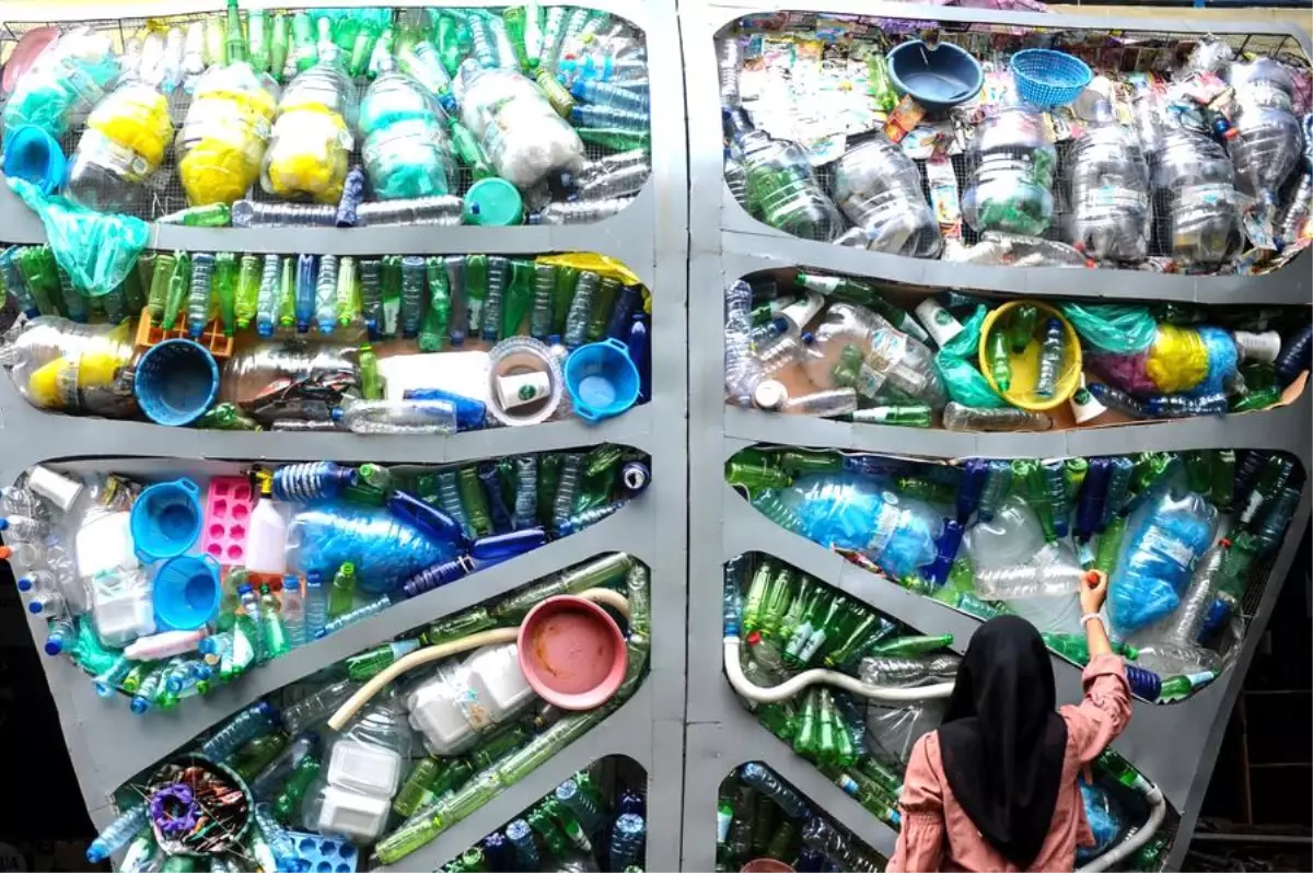 Plastik Çöplerden Sanat Enstalasyonu