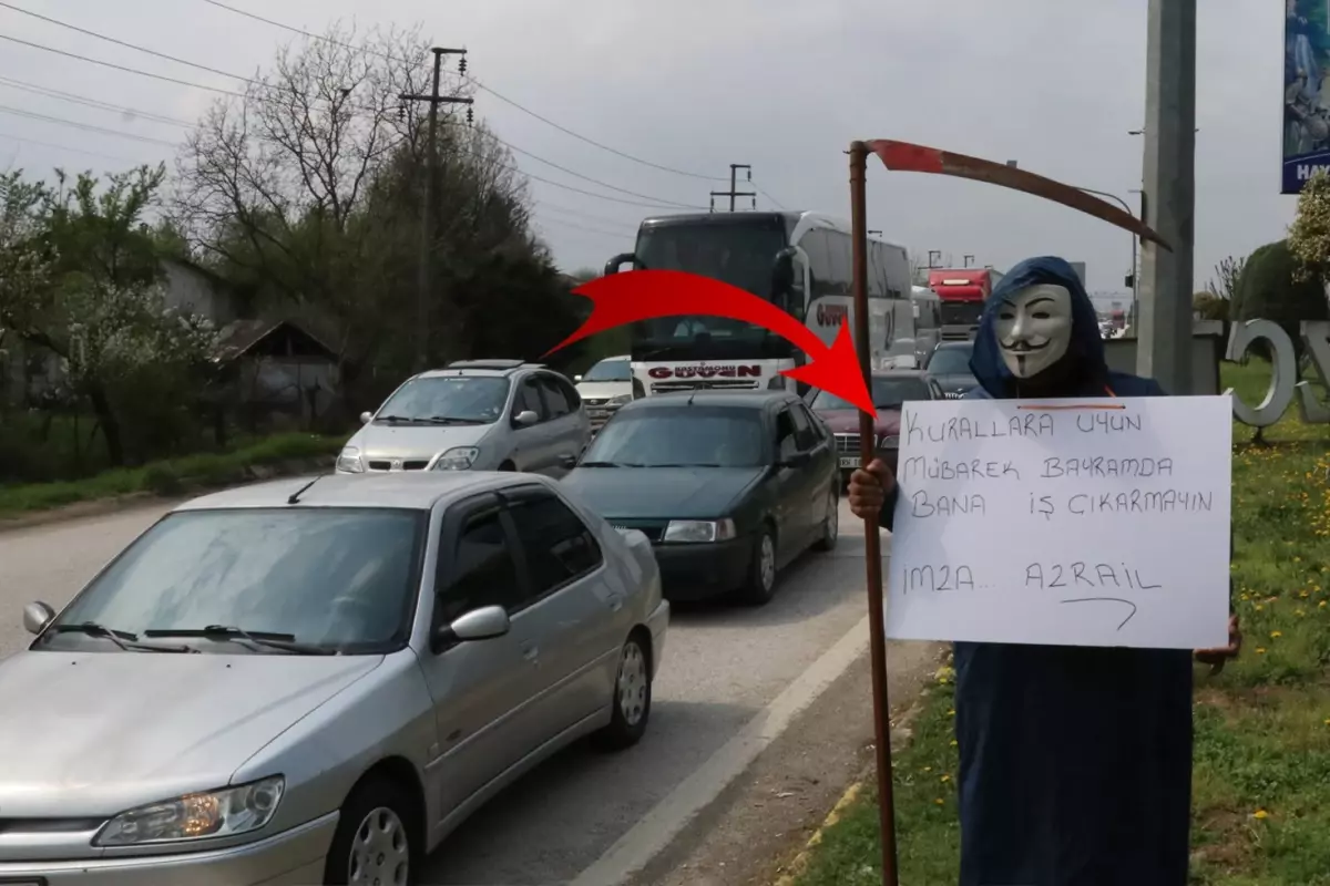 Bir elinde tırpan bir elinde pankartla trafiğe çıkıp sürücüleri uyardı
